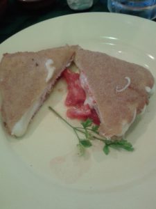 Queso frito con lomo ahumado y tomate