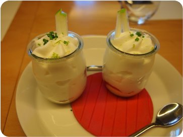 Yogur de queso con confitura de tomate