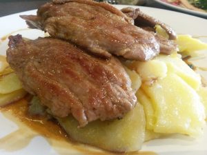 roastbeef con patatas a la crema y cebollitas glaseadas