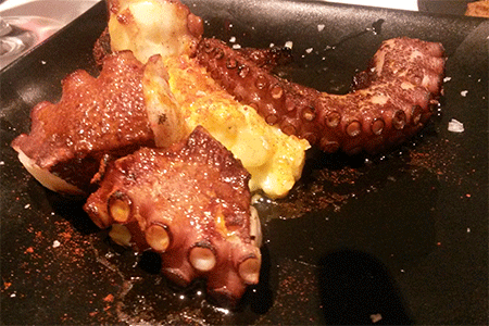 Pulpo a la brasa con patatas al mortero