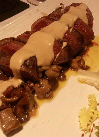 picaña de Angus de Nebraska en tataki sobre lecho de setas, salsa de boletus y raviolis de foie