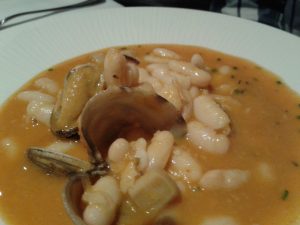 Fabes asturianas con almejas, gambas y calamares