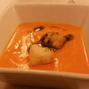 Salmorejo cremoso con pesto