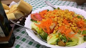 Ensalada mixta en restaurante Quevedo