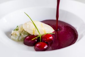 Gazpacho de cerezas con helado de gnejibre y tartar de langostinos BACIRA