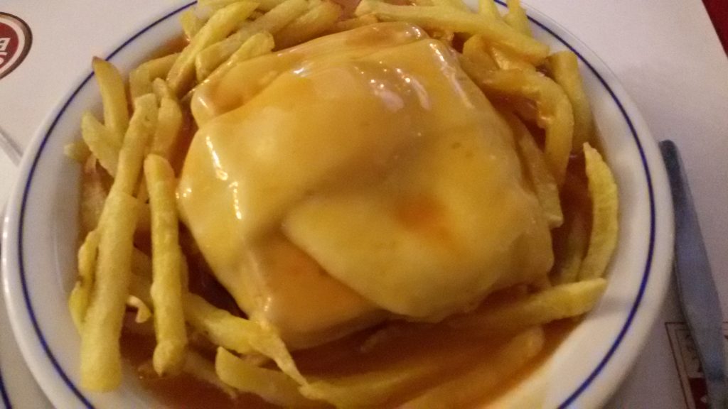 Francesinha con patatas en Aviz