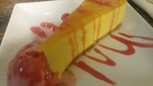 tarta de mango con helado de fresa