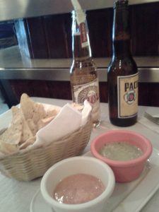 Nachos y cerveza mexicana en La Herradura