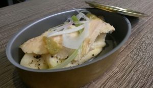 Ensaladilla de pollo a baja temperatura con gel de pepinillos y polvo de aceituna negra en Mitte