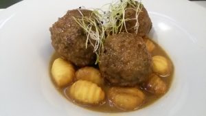 Albóndigas de rabo de toro de Lidia en jugo de chocolate y gnocchi fritos