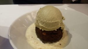 Brownie de chocolate con helado de pistacho