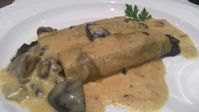 canelones-de-morcilla-y-manzana-con-crema-de-hongos