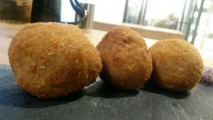croqueta de rabo de toeo macarela
