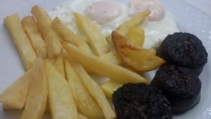 huevos con patatas y morcilla