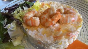 Ensaladilla rusa tradicional con langostinos escabechados