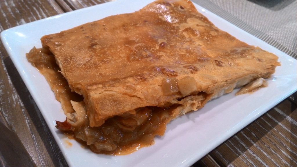 Empanada de zamburiñas en Casa Román