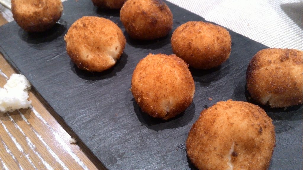 Croquetas de jamón y marisco en Casa Román