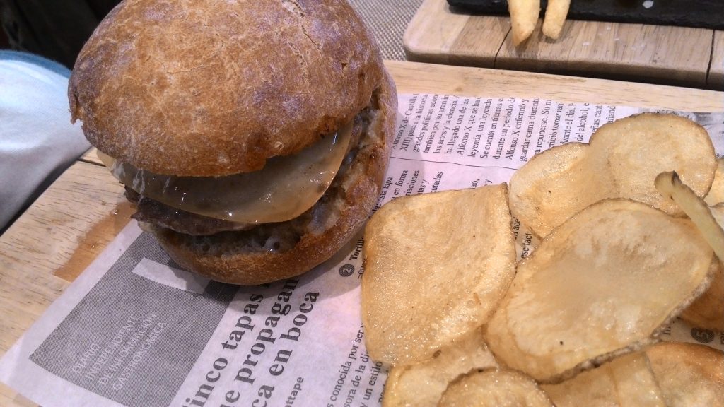 Mini hamburguesa con cebolla caramelizada en Casa Román