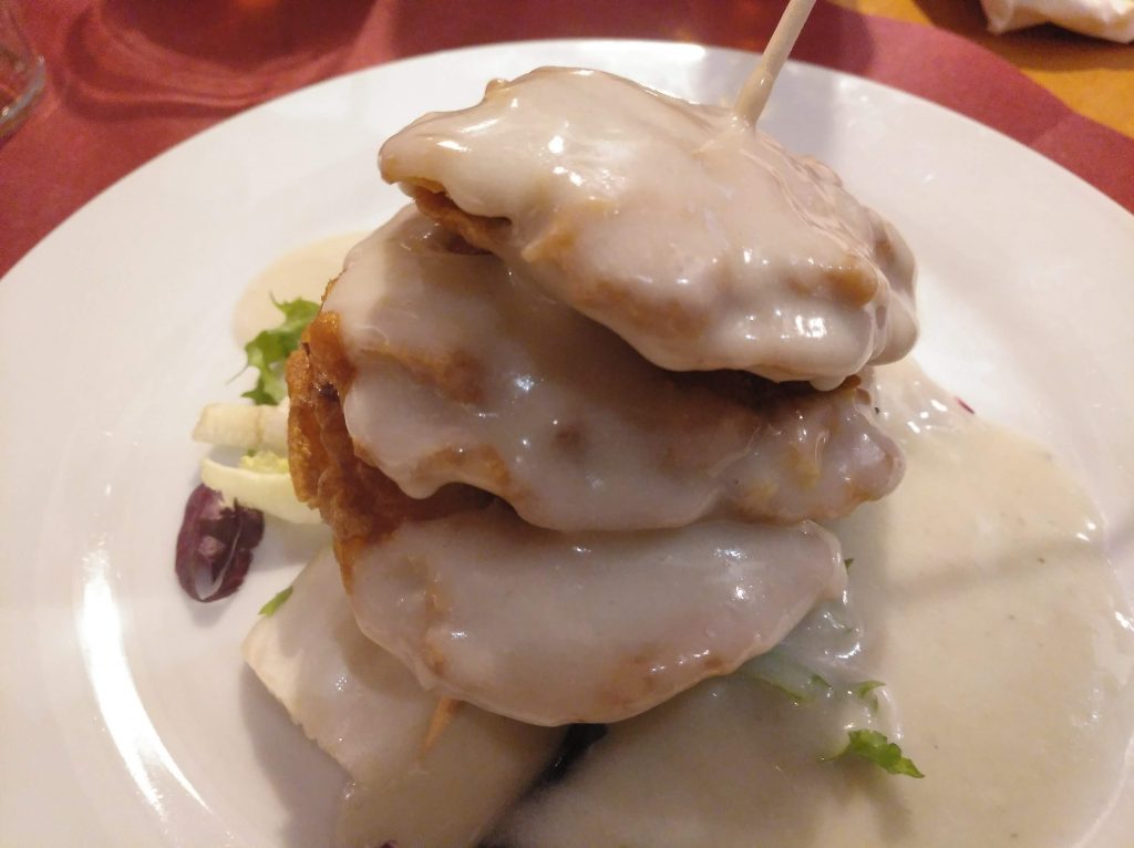 milhojas de patatas rellenas de carne con salsa roquefort