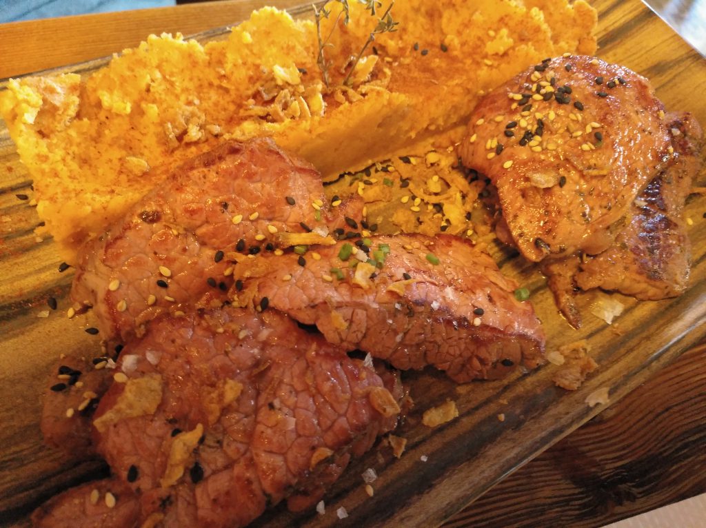 Tataki de picaña marinada en soja y jerez sobre revolcona de Ávila con panceta ibérica