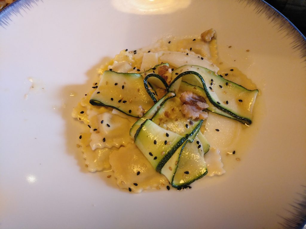 Ravioli de pavo y trufa con crema de parmesano, delicia de calabacín y nueces