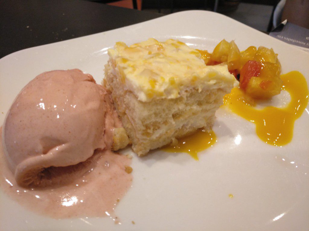 helado de frutas del bosque con tarta de mango