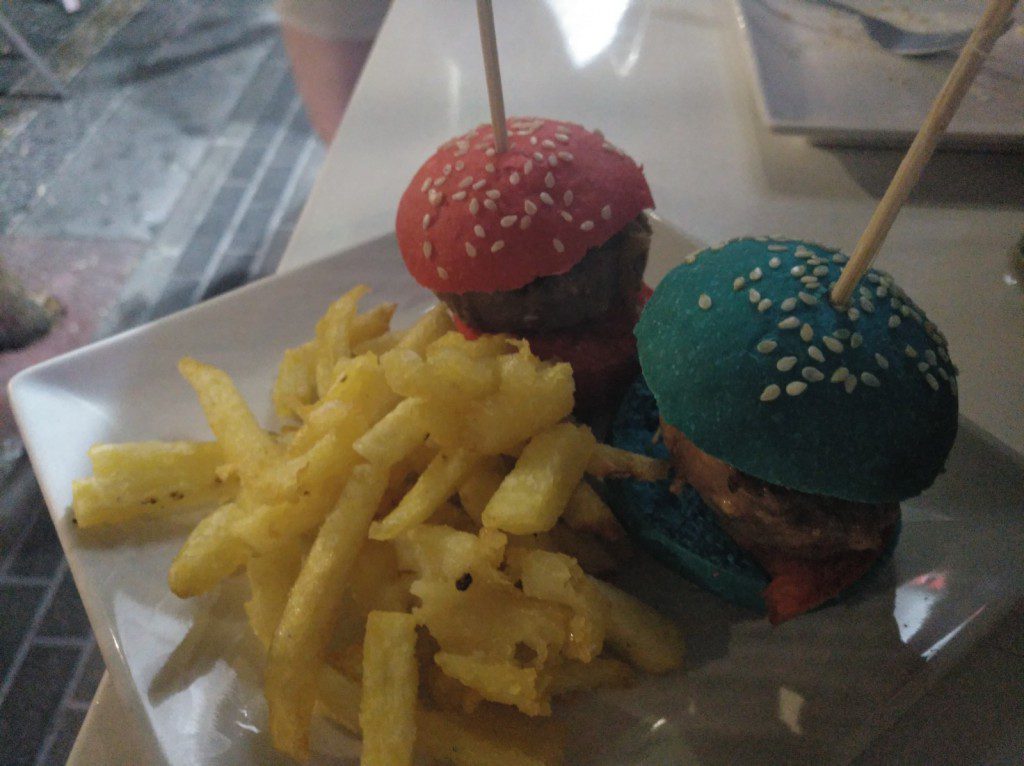 Mini burguer de buey en pan de colores Taberna Mediática