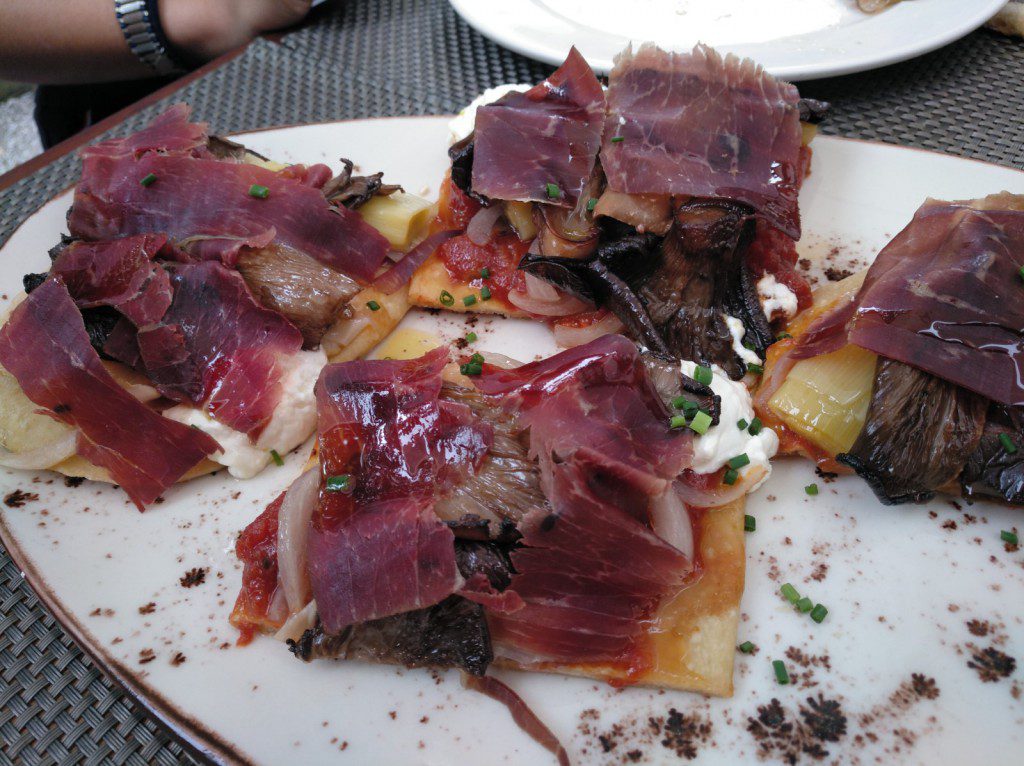 Coca crujiente de hortalizas con queso y cecina