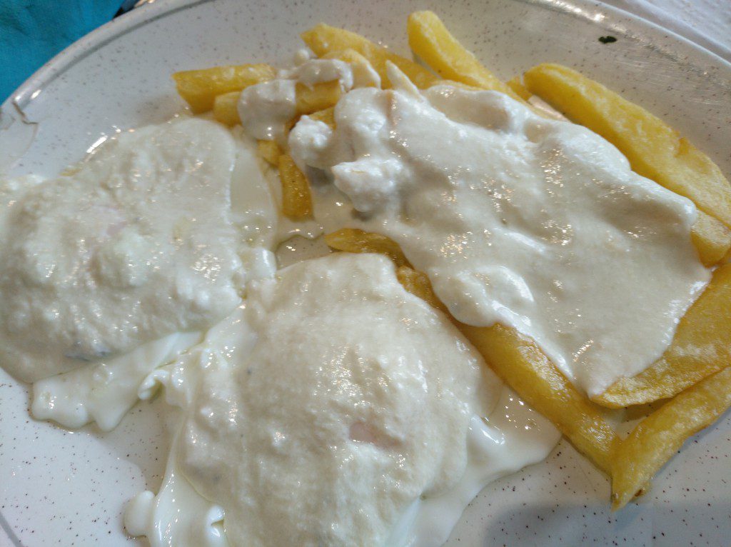 Huevos al cabrales en Mesón La Santuca