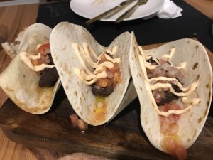 Tuetano con tacos de carillera