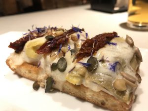 perretxiCo pan de cristal con alcachofas y queso azul