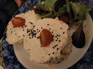 ensaladilla rusa con mousse de cabracho