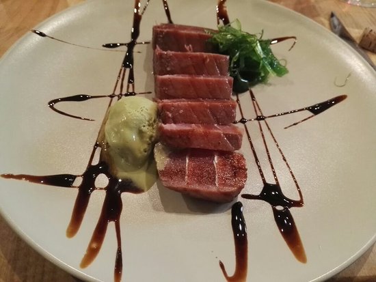 Tataki de ventresca de atún rojo teriyaki y katsuobushi