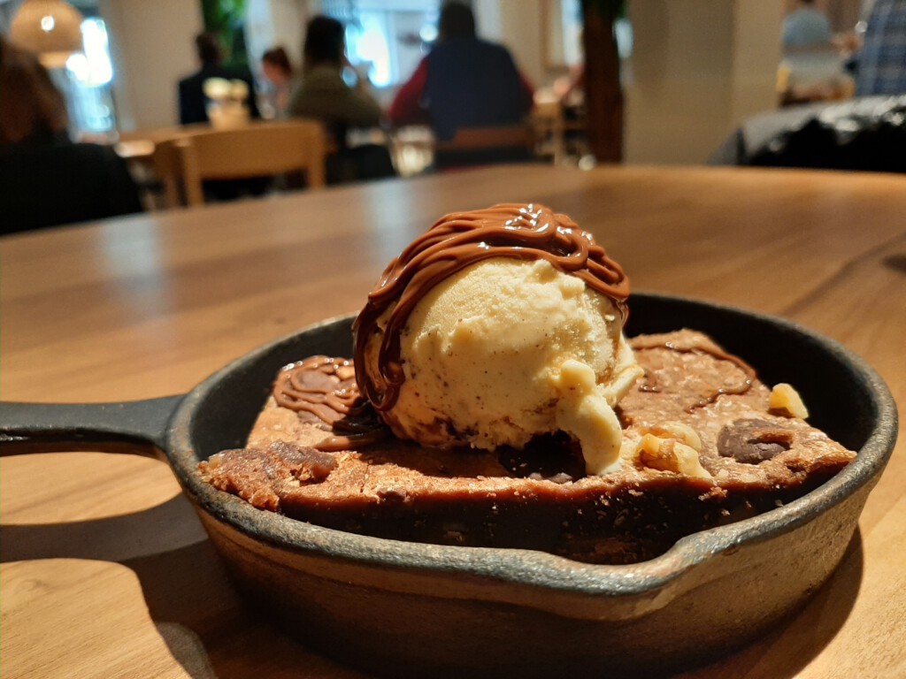 Brownie con helado de vainilla y chocolate fundido