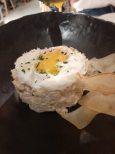 Concepto X Ensaladilla X con huevo frito y chips de yuca